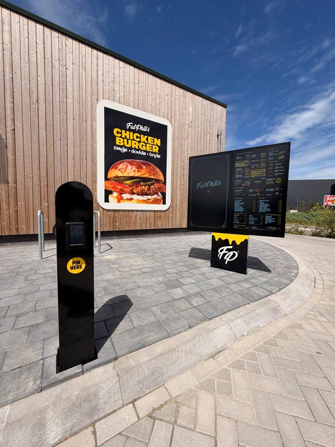 Borne de commande drive-through Onesix avec terminal de paiement chez Fat Phill's