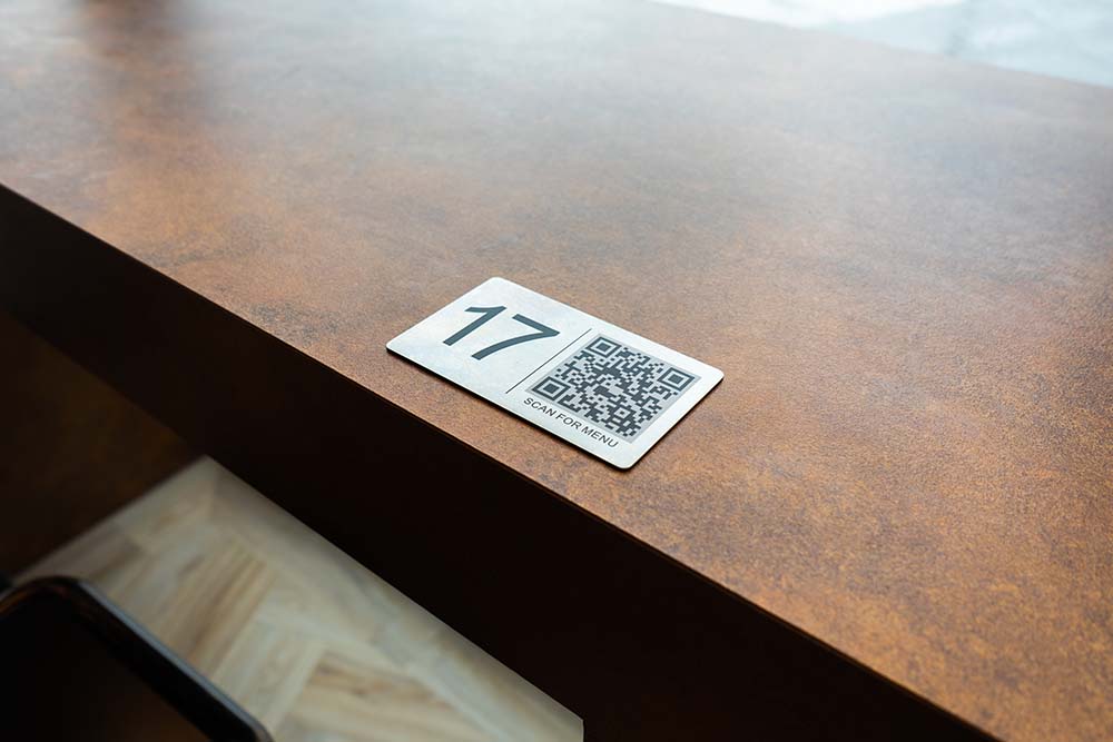 Plaquette de table avec QR code pour scanner le menu via l'Onesix Online Kiosk