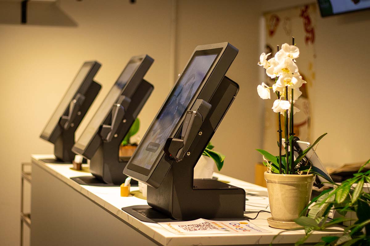 Onesix Status Screen bei Tea Guys Amsterdam Centraal